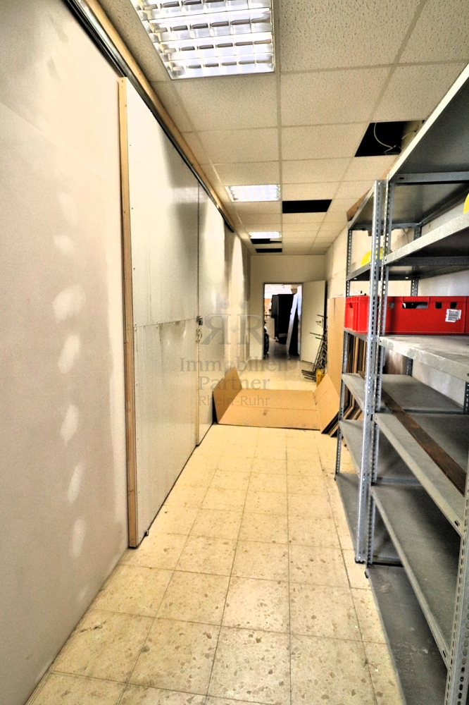 Weg zum hinteren Bereich Halle / Lager / Produktion Voerde