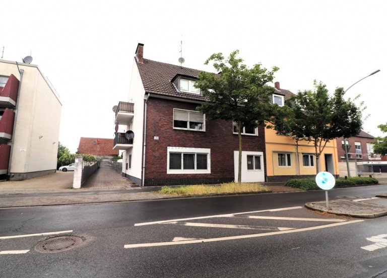 Vorderansicht Dinslaken Mehrfamilienhaus Gepflegtes und gut vermietetes Mehrfamilienhaus mit Garagen und Carports in Dinslaken-Bruch!