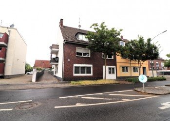 Hauptbild Gepflegtes und gut vermietetes Mehrfamilienhaus mit Garagen und Carports in Dinslaken-Bruch!