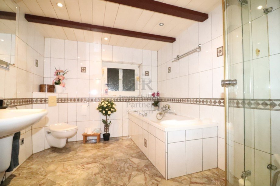 Badezimmer mit Dusche und Wanne Einfamilienhaus Dinslaken