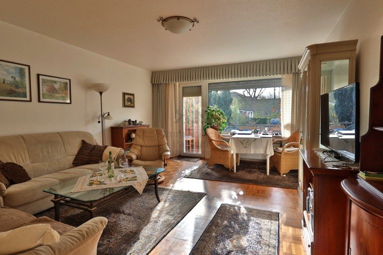 Wohnzimmer Meerbusch / Str�mp Erdgeschosswohnung Sehr sch�ne 2-Zimmer-Wohnung mit Garten, zwei Garagen und Stellplatz in Meerbusch-Str�mp