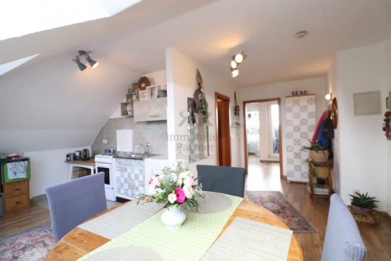 Offener Essbereich und Zugang Wohn-Schlafzimmer Dinslaken Dachgeschosswohnung Charmante Dachgeschosswohnung mit Weitblick - gepflegt, hell und ein echtes Raumwunder!