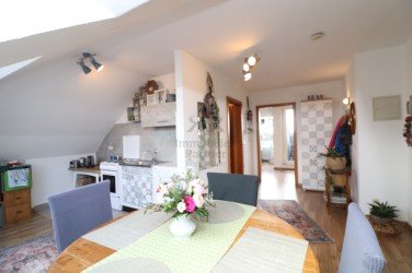 Hauptbild Charmante Dachgeschosswohnung mit Weitblick - gepflegt, hell und ein echtes Raumwunder!