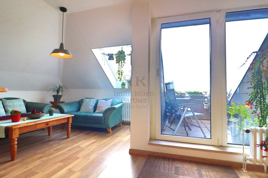 Wohnzimmerbereich und Zugang zur Dachterrasse Dachgeschosswohnung Dinslaken