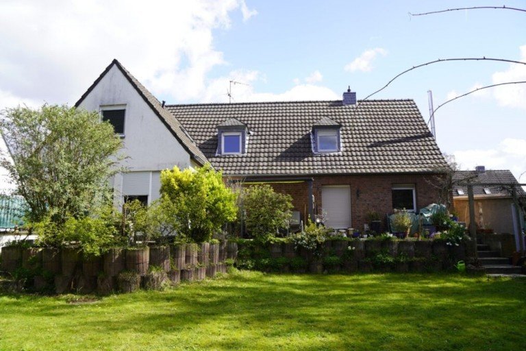 R�ckansicht Krefeld Zweifamilienhaus Zweifamilienhaus, separate Zug�nge und gro�es Potenzial! Erbpachtgrundst�ck!