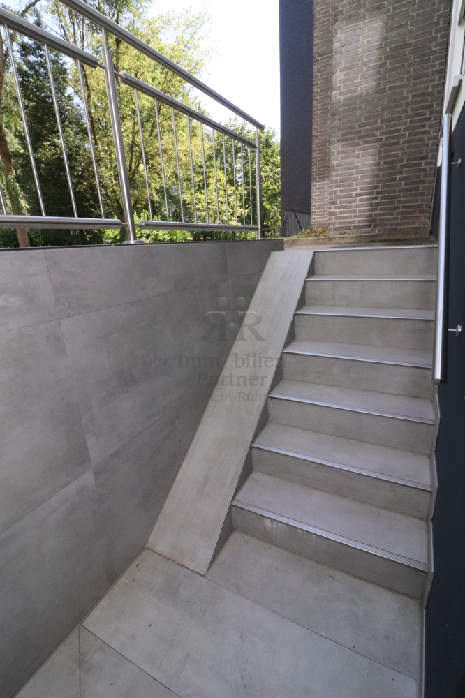 Modernisierte Kelleraussentreppe Etagenwohnung Dinslaken