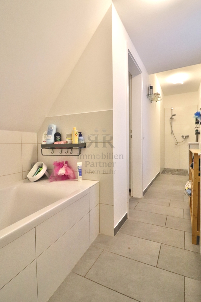 Haus vermietet_Bad mit Wanne + Dusche Einfamilienhaus Dinslaken