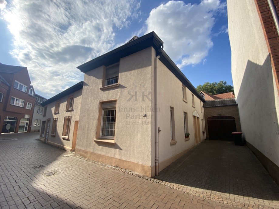 Au�en-Seitenansicht mit Stellpl�tzen Einfamilienhaus Dinslaken