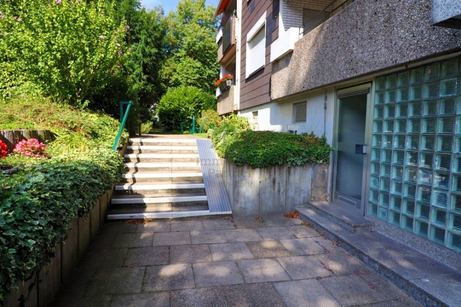 Vor dem Eingang Etagenwohnung Duisburg / Neum�hl