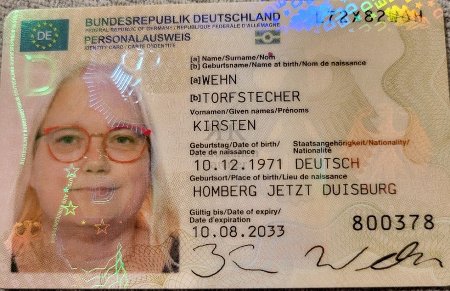 Personalausweis Vorderseite Frau wehn Erdgeschosswohnung Duisburg