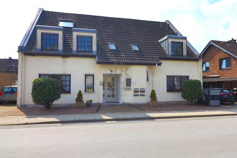 Vorderansicht Duisburg / Huckingen Erdgeschosswohnung Stilvolle und gro�z�gige 3-Raum Erdgeschosswohnung mit tollem Garten im 2-Fam.-Haus in TOP-Lage!