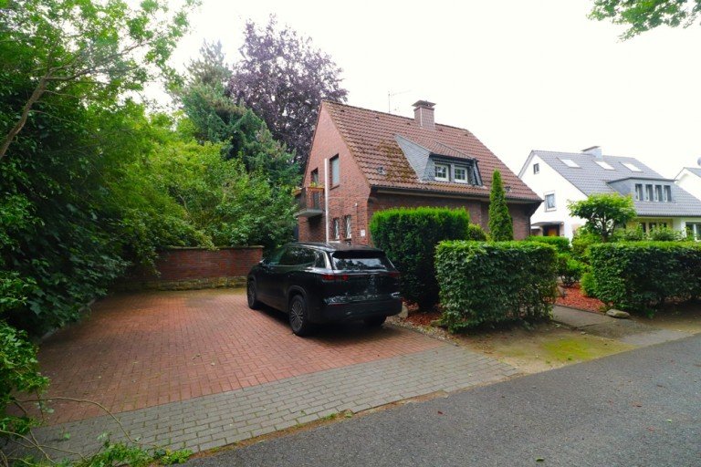 Au�enansicht mit Stellpl�tzen Dinslaken Einfamilienhaus Charmantes, freistehendes Einfamilienhaus auf traumhaftem Grundst�ck!