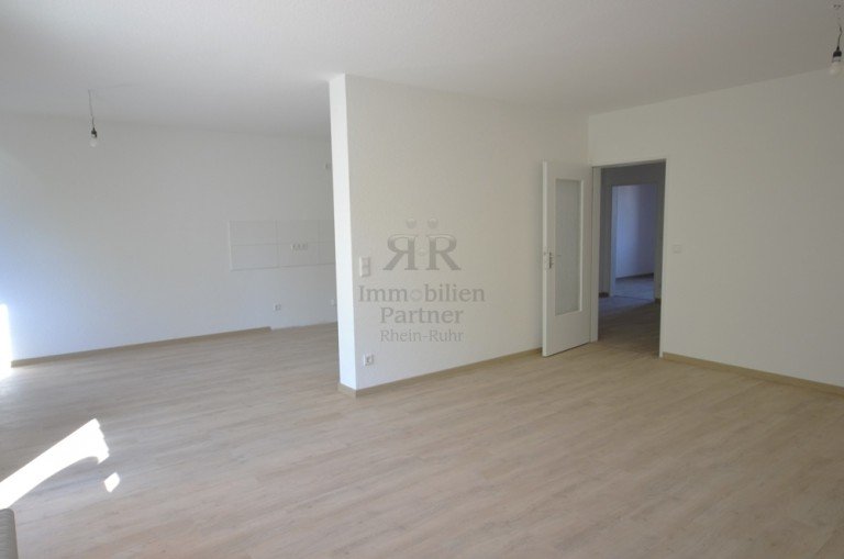Wohnzimmer zur K�che Krefeld Dachgeschosswohnung Renovierte Wohnung zum TR�UMEN mit Balkon und Stellplatz!