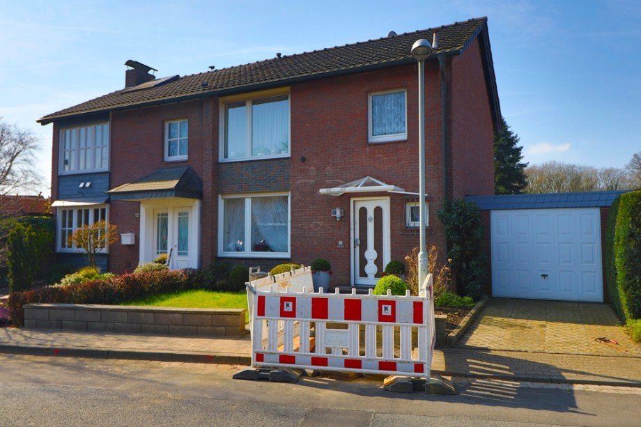 Vorderansicht Doppelhaush�lfte Dinslaken