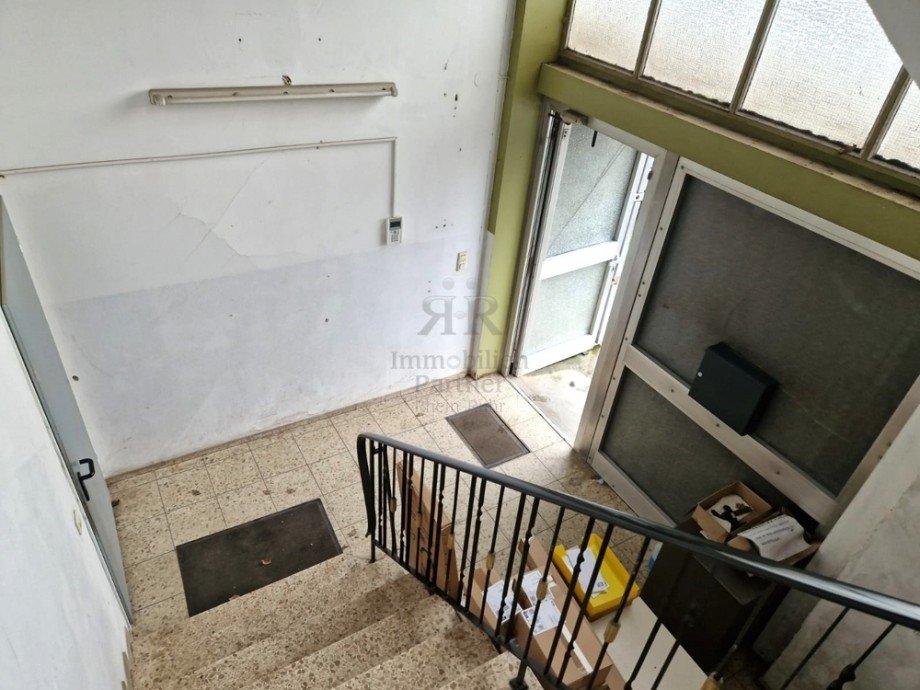 Treppenhaus zu den B�ros Halle Dinslaken