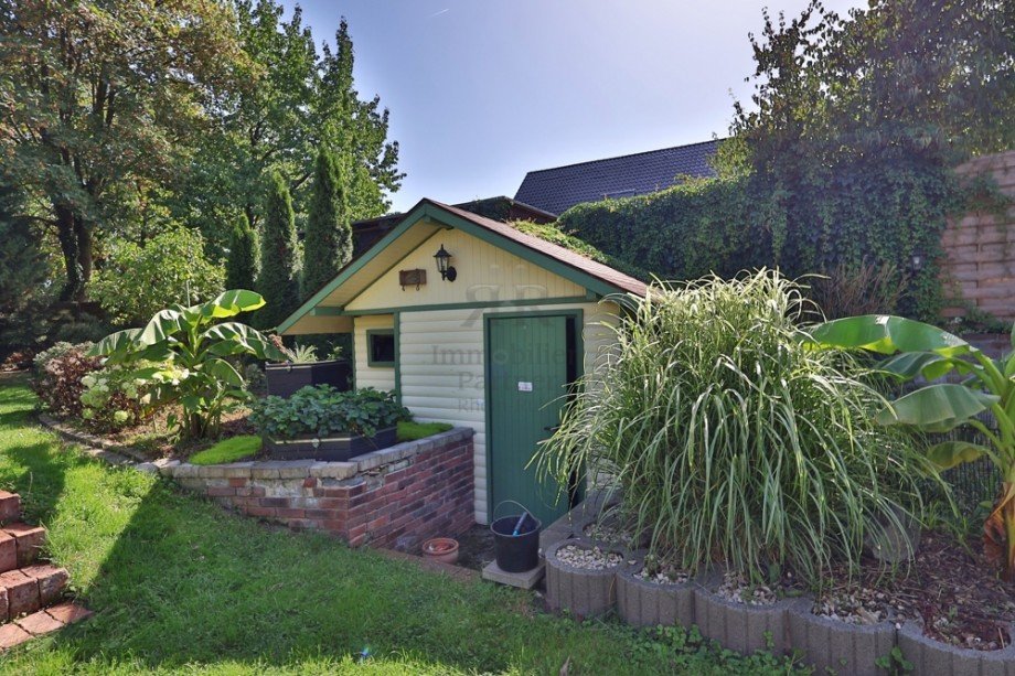 Gartenhaus mit Grundwasserpumpe Doppelhaush�lfte Duisburg / M�hlenberg