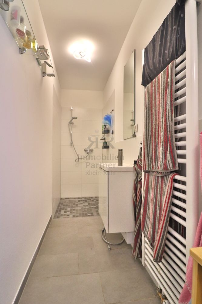 Haus vermietet_Bad mit Dusche Einfamilienhaus Dinslaken