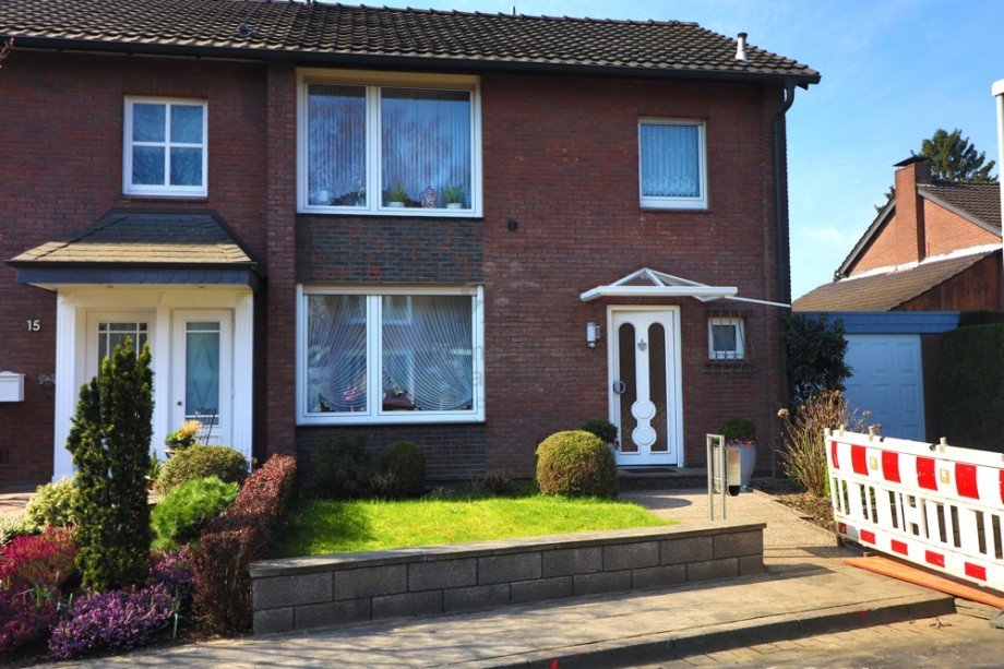 Vorderansicht und Vorgarten Doppelhaush�lfte Dinslaken