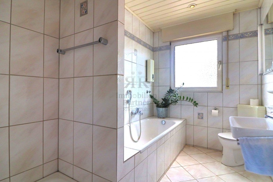 Badezimmer mit Dusche und Wanne Gewerbegrundst�ck Voerde