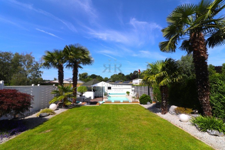 Garten und Poolbereich Dinslaken / Hiesfeld Reihenendhaus Lebensqualit�t pur: Traumhaus mit Gartenparadies, Pool und unverbaubarem Weitblick.