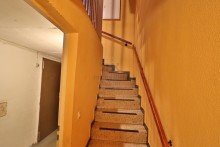 Treppe in den Keller Kleines Reihenhaus mit Garage in ruhiger von OB-Alstaden!